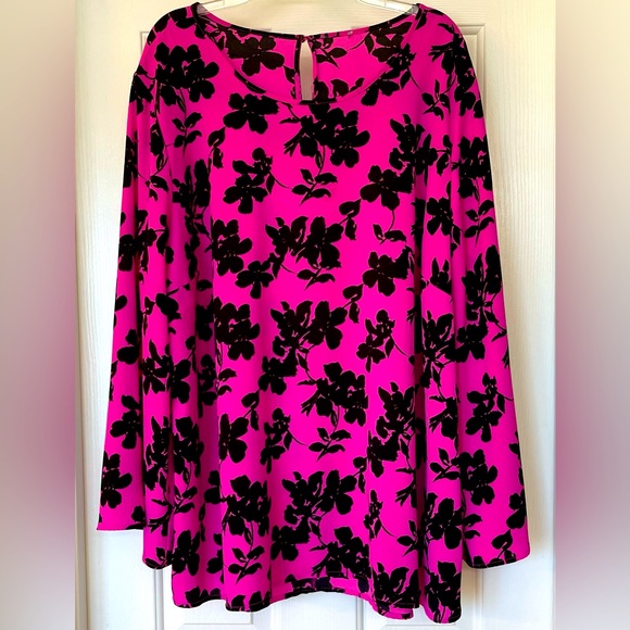 Tops - Excellent condition tunic with slight bell sleeves.